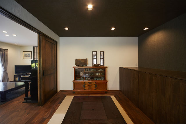 和モダンでレトロの雰囲気のある和室 お庭の景観を活かした親戚やご家族が集う居心地のいい住まい- その他事例SUVACO スバコ