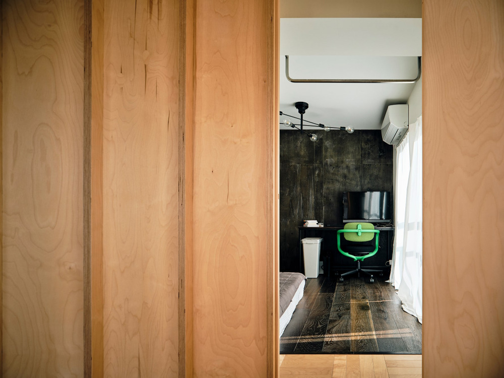 スタイリッシュな部屋のインテリアの木の壁の近くにコンピューターを持つ快適な職場。ホームオフィスデザインの写真素材・画像素材 Image197692223