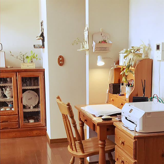 リビングには奥様念願のミシンを置く作業スペースを設け、ご主人もパソコン作業ができるL型のカウンターデスクを造作。腰壁をつくることで集中できるよう視線を遮りながら、元サンルームから陽の入る、圧迫感のないワークスペースになりました。 ーーー 『都筑 I邸