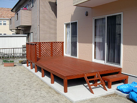 土間コンでいいじゃん！」 ウッドデッキ下の防草目的や排水の良好な駐車場JOIS ジョイス 創発により紡ぎ出されるコンクリートソリューション