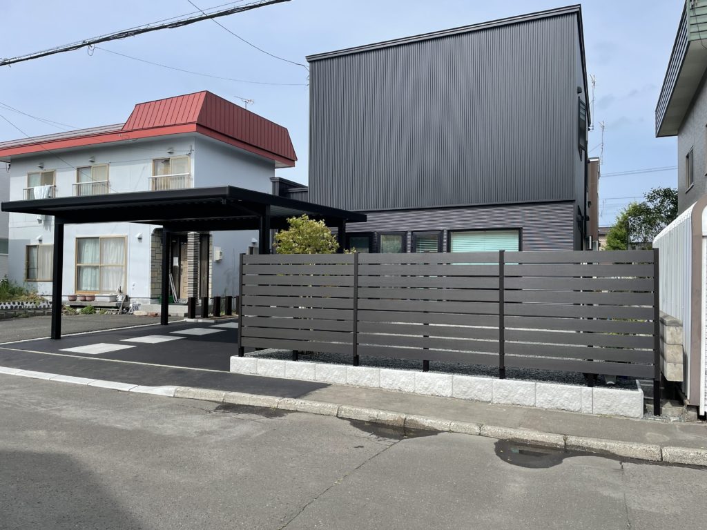 札幌のお庭例 手稲区 外構リフォーム・お庭のリフォーム・オシャレな目隠しフェンス・ＢＢＱコーナー・ゲスト用駐車場・人工芝・デーズガーデン・アルファウッド フェンス 施工事例札幌の庭 デザインは株式会社 森造園ガーデニング・カーポート