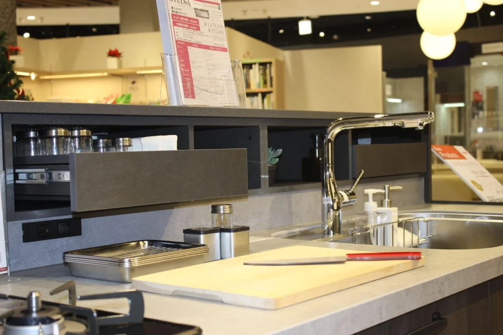 カウンターに板を取りつけ、狭い対面キッチンを使いやすくDIY - ライブドアニュース