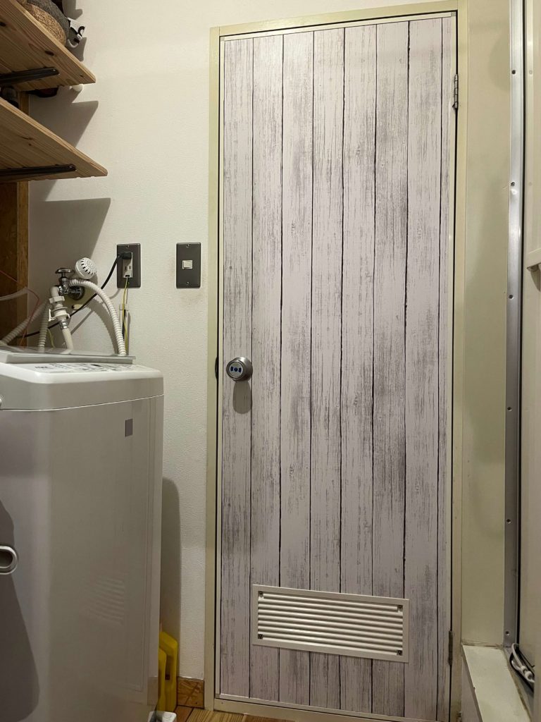 𓂅𓂅𓂅 わが家のドアリメイク集めました！fumifumi_3のドアリメイク 1枚の戸に穴をあけたら 一気に2枚も穴あけちゃったっていう勢い任せ。 トイレや洗面所ドアが窓付きだから 電気の消し忘れ対策になってます。 モールディングなどは ボンドでくっつけて あとはペンキ