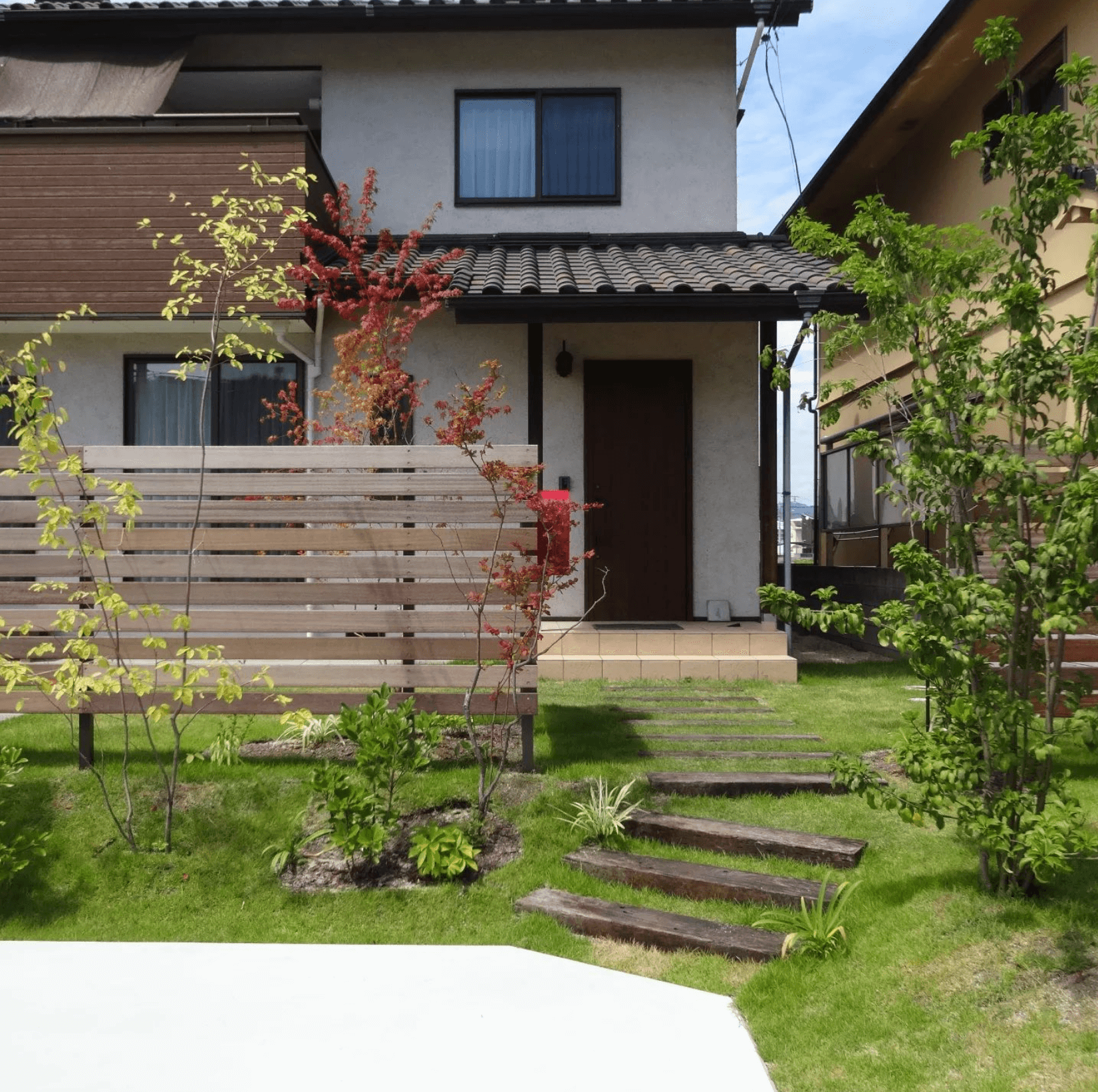 芝生と枕木のナチュラルなアプローチ ～駐車場のことなら板屋建設～浜松市周辺でエクステリア工事や外構工事、駐車場工事のことなら板屋建設