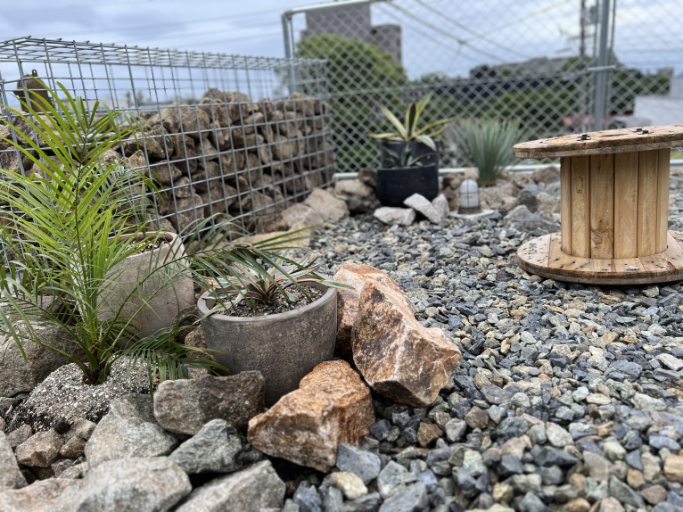 庭石 黒 ブラック 庭 ロックガーデン 石 岩 ガーデニング クラッシュブラック 20kg 約70〜180mm 黒い 割栗石 砕石 おしゃれ 黒色自然石 ゴロタ石 ガーデンストーン 砂利 ガーデンロック クラッシュロックの通販はau PAY マーケット - 砂利 庭石 敷石 スタイルストーン