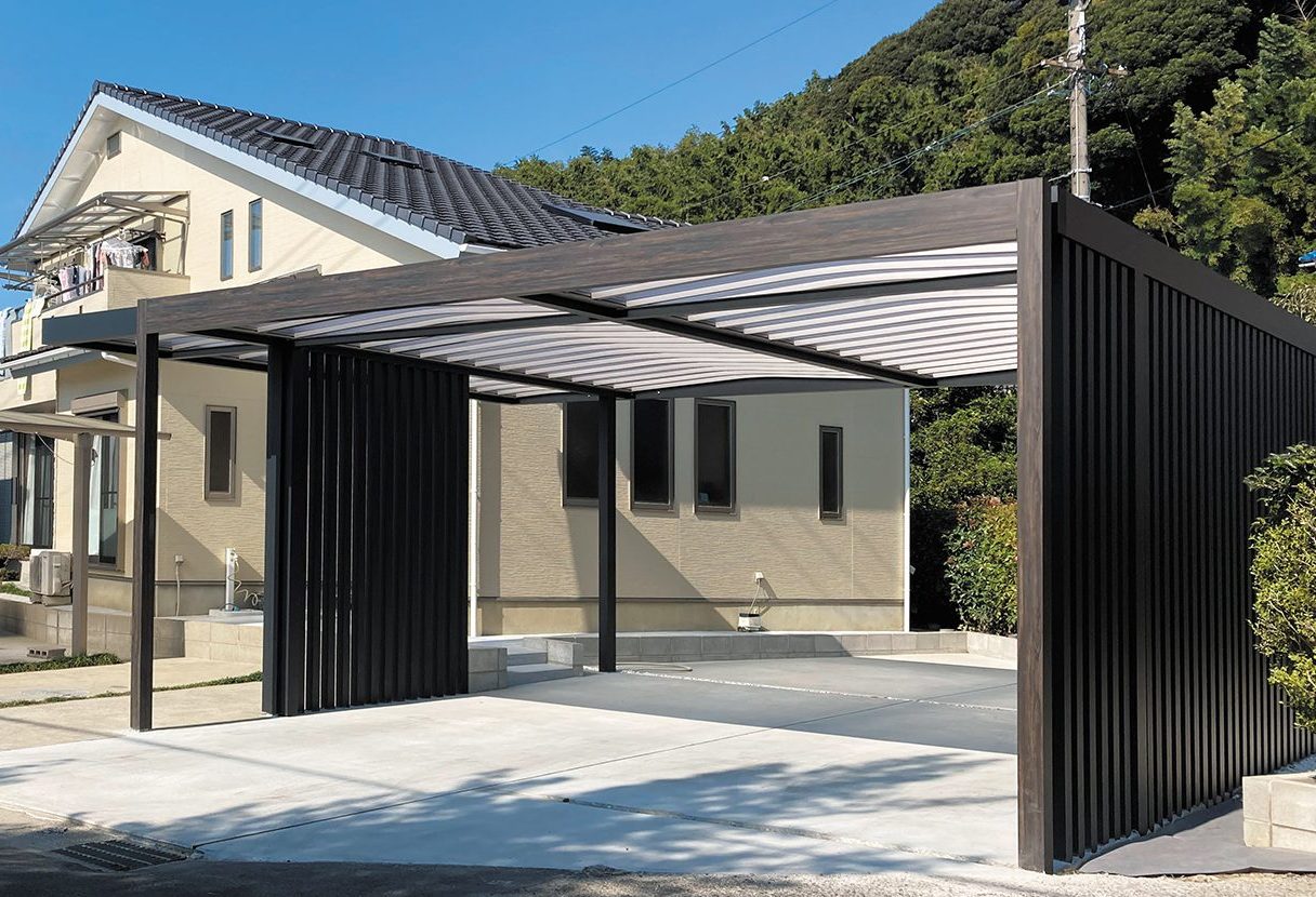 後付け設置 玄関アプローチ横の自転車置き場屋根:おしゃれで機能的な空間に写真集兵庫県西宮市