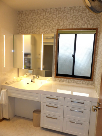 ⋱ ３帖の洗面脱衣室 ⋰ ⁡ 洗濯機の横に◎洗面台 幅750㎜ ◎ドレッサー 幅600㎜ ◎収納 幅300㎜ ⁡ 工夫次第で広さ以上の 使い勝手& 収納力に🆙🔥 ⁡ ドレッサーは造作で𖤣𖥧𖥣𖡡𖥧𖤣 ⁡ LDKへの動線も良いので、 お子様のお世話をしながら 身支度することが出来ます