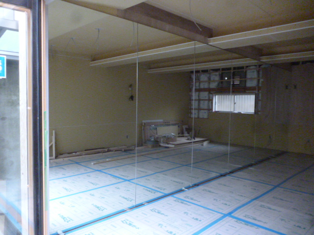 ステルスのように周りの風景に溶け込む鏡張りの監視部屋ギズモード・ジャパン