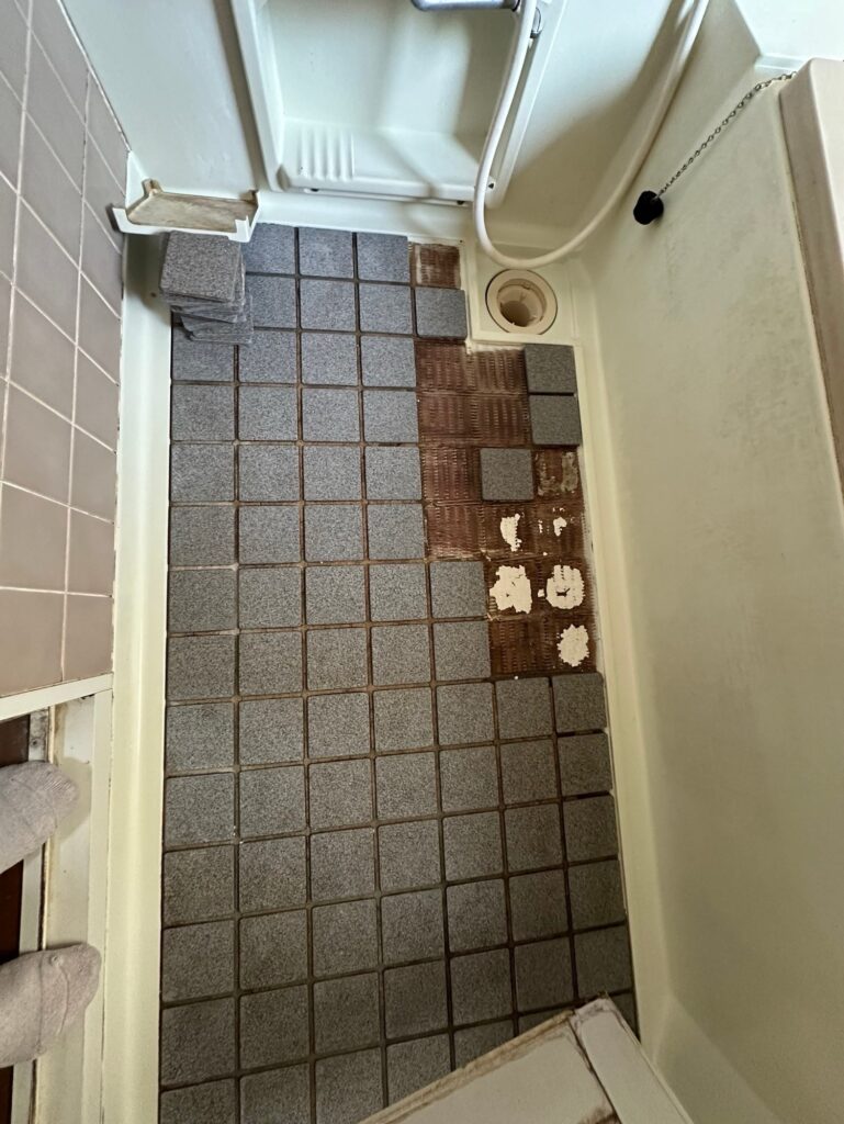 お風呂の浴槽についた、この筋状の茶色いシミ、どうやったら落とせる？ : r CleaningTips