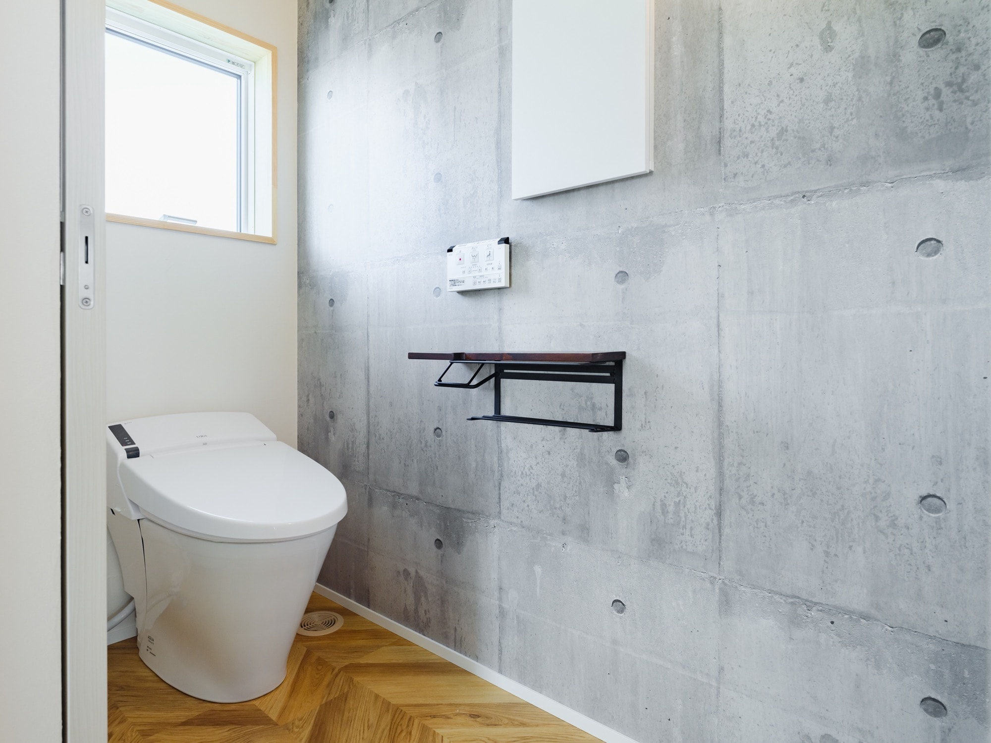 個性的でおしゃれなトイレインテリア 7選アクセントクロス