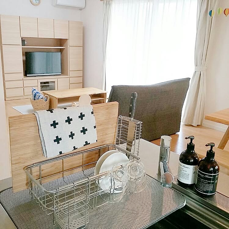 楽天市場マグネットまな板スタンド タワー山崎実業 タワー tower クッチーナ まな板 スタンド まな板 収納 まな板ラック まな板立てまな板置き カッティングボード お盆 シンク 水切り 壁面収納 磁石 キッチン キッチン収納 シンプル モノトーン 山崎実業