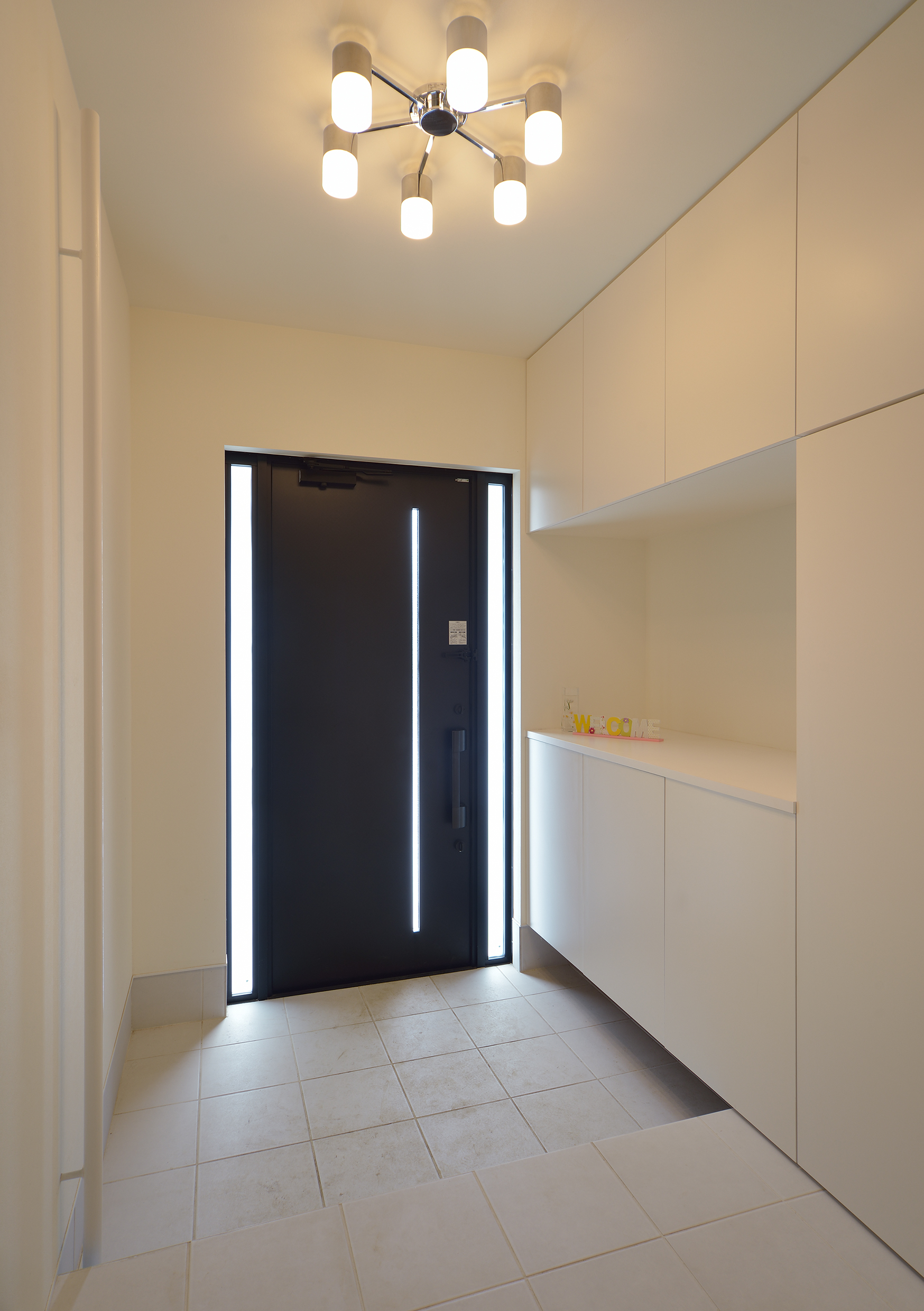 夜間照明が美しく映えるスタイリッシュでシンプルな玄関ポーチ - 事例写真「プライベートバルコニー」注文住宅のハウスネットギャラリ