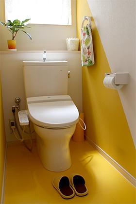 トイレへリフォーム。花柄クロスで自分好みの空間にフジトモ株式会社