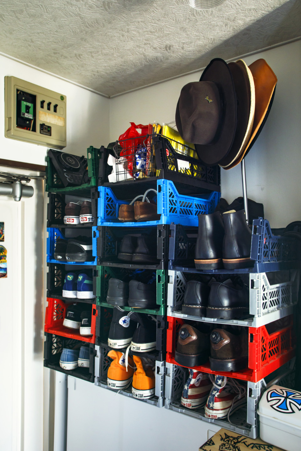 写真1枚目- 玄関でゴチャつく 子ども靴の収納アイデア 5選！セリアやダイソーがやっぱり使える♪ - LOCARI ロカリ