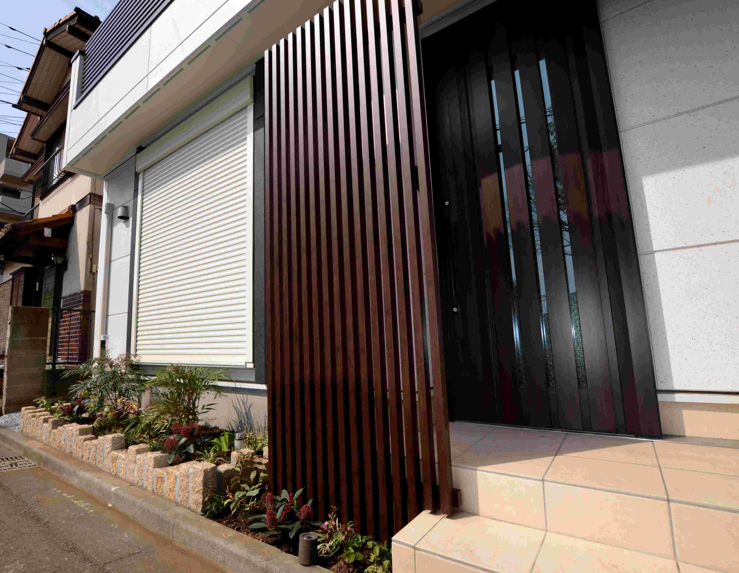 木調縦格子フェンスで玄関の目隠しを 柏市Ｉ邸