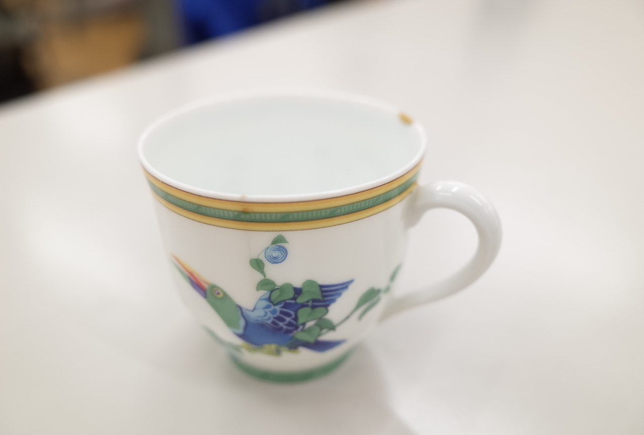 青の背景に壊れたティーカップ。ひびの入ったコーヒーマグと壊れやすいセラミック片の写真素材・画像素材 Image 197511757