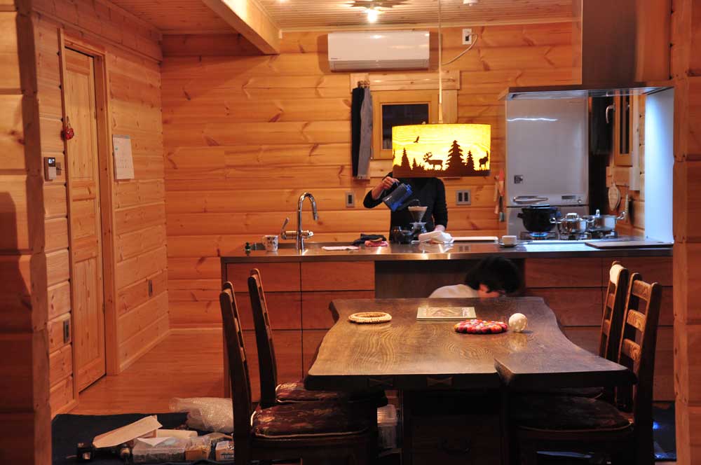 キッチンをタイルでレトロな空間に ・ ————————————————————夢木香 は、創業以来およそ800棟の ログハウス と 木の家を作ってきました。 どれひとつと同じ家はありません。 お客様の夢の数だけ、オンリーワンの 家づくり をしていきます。 最近は、ほとんどのお客様が