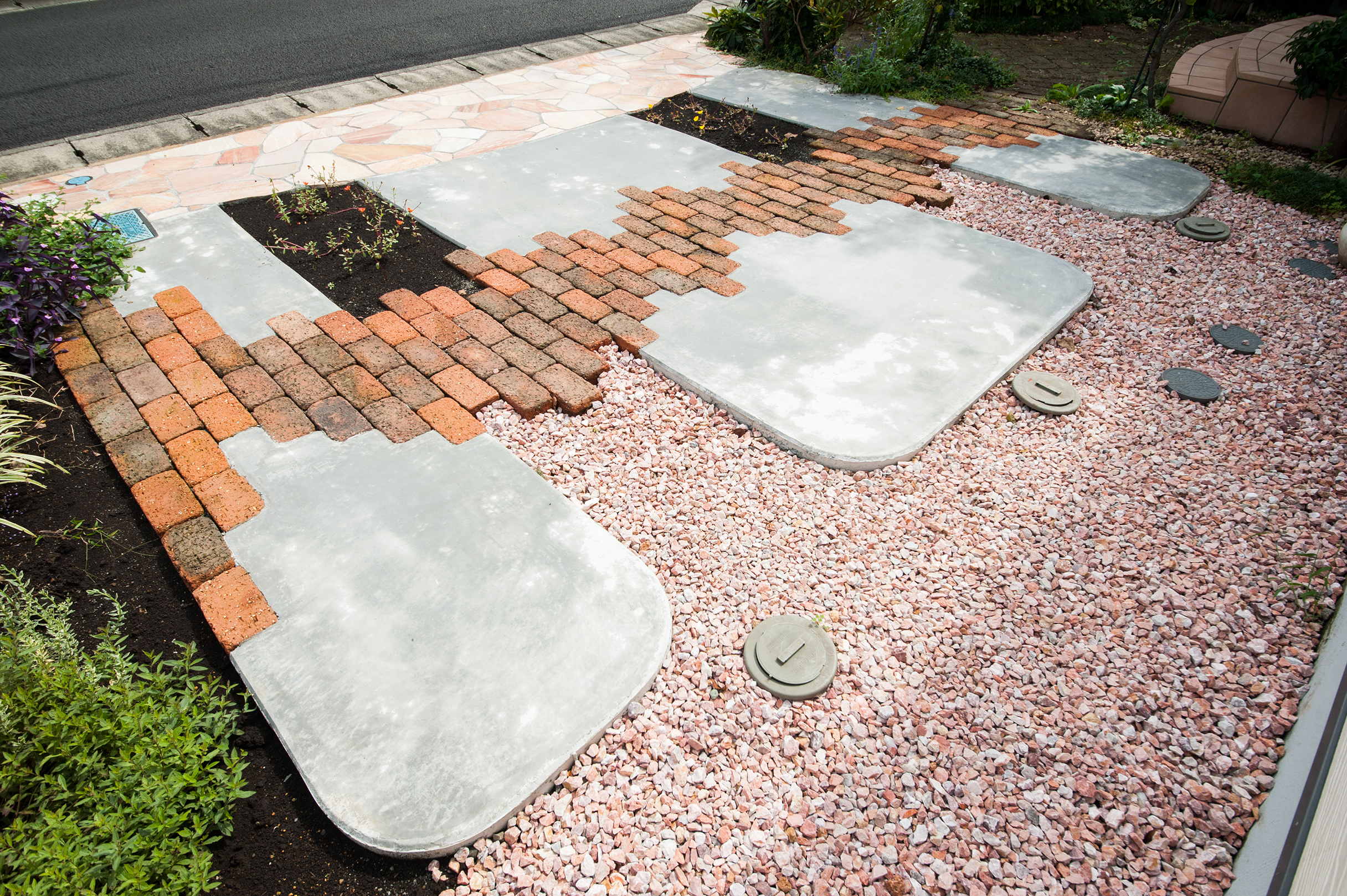 砂利を敷くよりずっとオシャレ！レンガと花壇で大変身 広いお庭レイアウト造園