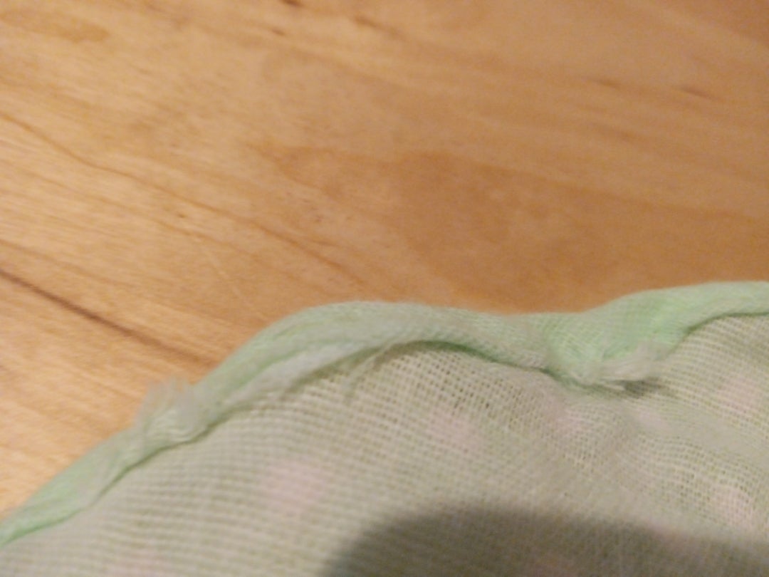 余ったガーゼありませんか？簡単ガーゼハンカチの作り方中に一枚挟むと吸収性アップサイズをかえてふきんにも！fabric scrapssewing project