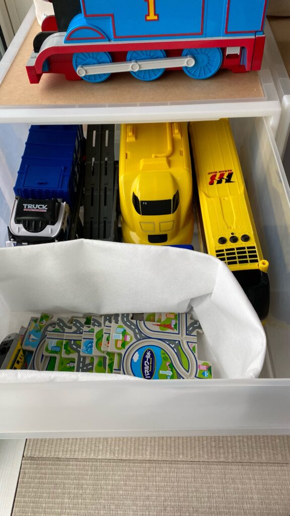 お片付けが楽しくなる♪トミカやプラレール、フィギュアのおもちゃ収納方法つづる
