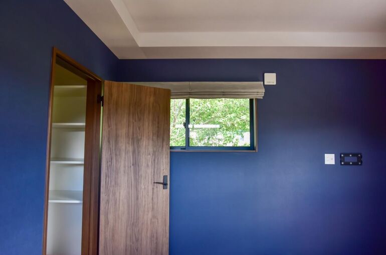 玄関扉のダイノックシート貼りリフォーム