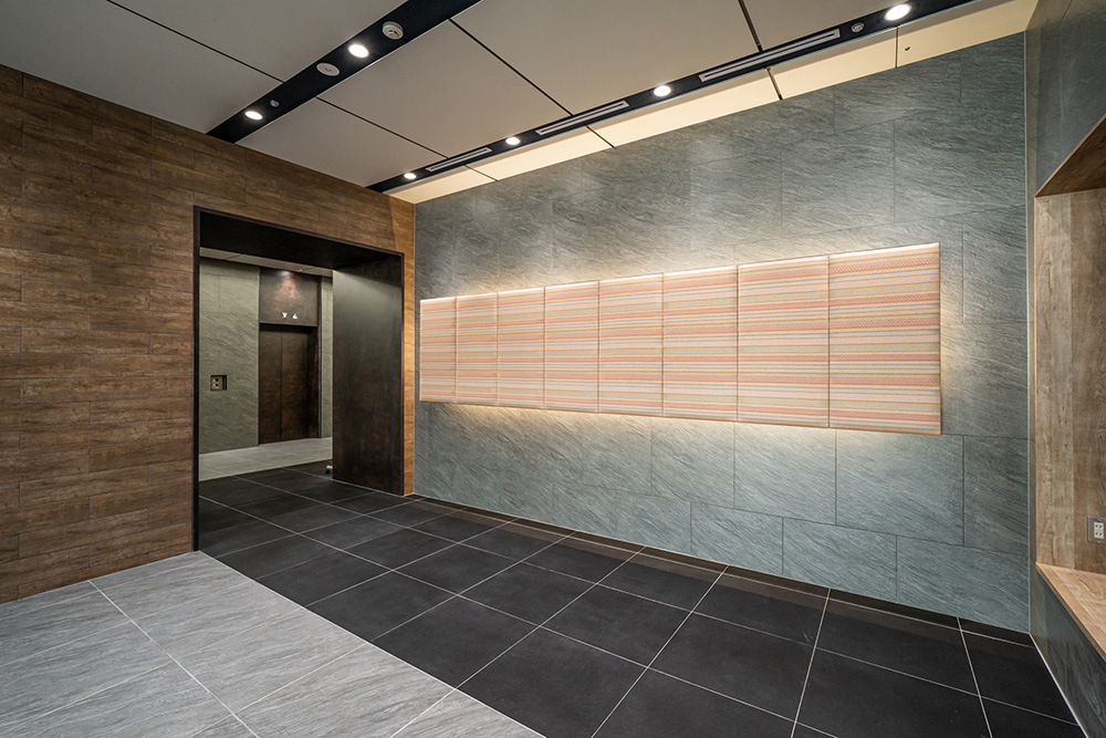 玄関ホール」 玄関から入った真正面に、小物を飾れるスペースを作りました。アーチの 下がり壁 と アクセントクロス 、施主様チョイスの ペンダントライトで目をひくスペースになりました。 ライトをあえて中心からずらしているのもポイントです