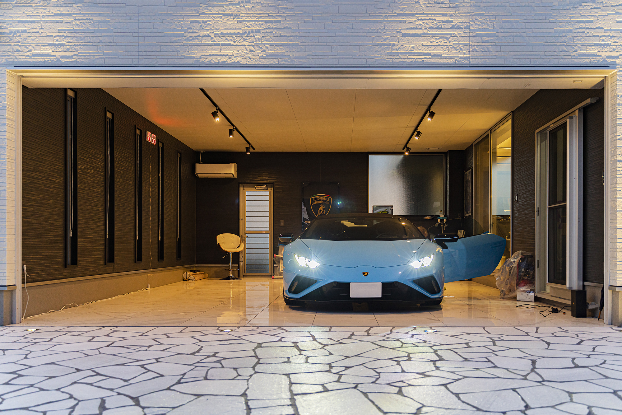 インナーガレージのある快適な間取りデザインと機能を活かした新築注文住宅ブルーハウスデザイン・性能・リゾートライフ、愛知、名古屋、豊橋、豊川、岐阜ならお任せください