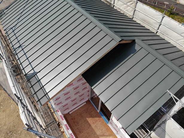 片流れ屋根と、モスグリーンのガルバリウム鋼板が印象的な戸建ての外観です✨ ⠀ モスグリーンにブラックの窓枠、オレンジ系のウッドデッキをつくったことで、ナチュラルかつ品良く仕上がりました😊⠀ 玄関やウッドデッキに階段があるのも家族に優しいですね。 ⠀ 自然の