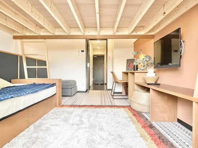 天井高2.7mの開放感。大きな格子窓のあるレトロ＆モダンな住まい - ecomo エコモ 一級建築士事務所