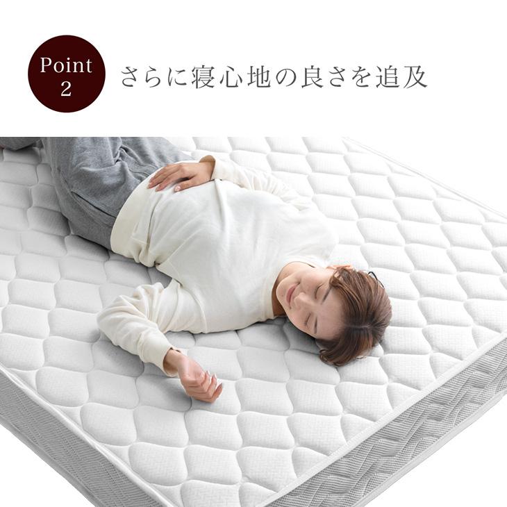 ベッドに座る男性 28202000262 の写真・イラスト素材アマナイメージズ