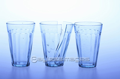 午後の日差しがグラスの破片を照らしていた : ミニマリスト日和 Powered by ライブドアブログ