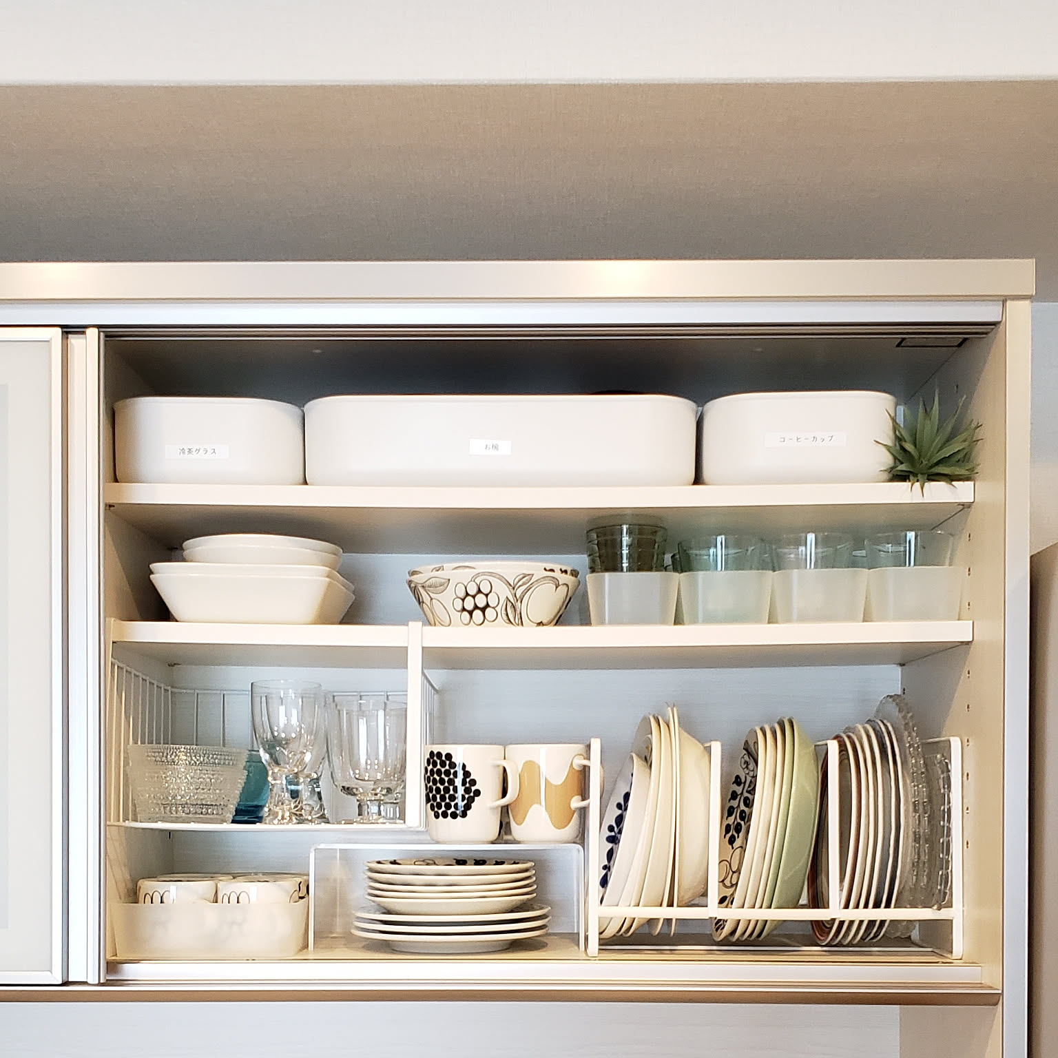 おすすめ食器収納48選 100均・無印のアイテムやシンク下の収納アイデアもRoomClip mag暮らしとインテリアのwebマガジン