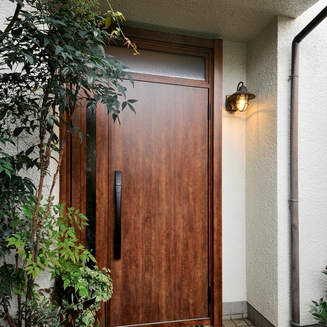 玄関ドアリフォームについて！玄関ドアの寿命や交換タイミング、取替えパターンを解説。窓店 マドミセ