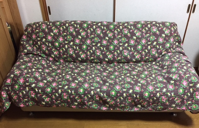 ダイソーのアクリル毛糸で編む！タイル柄のソファーカバーハンドメイドの作り方・アイデア暮らしニスタ