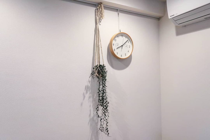 1,056円でカンタンに実現！「壁美人」で「ニトリ」の姿見を壁掛けにDIY - 片づけ収納ドットコム