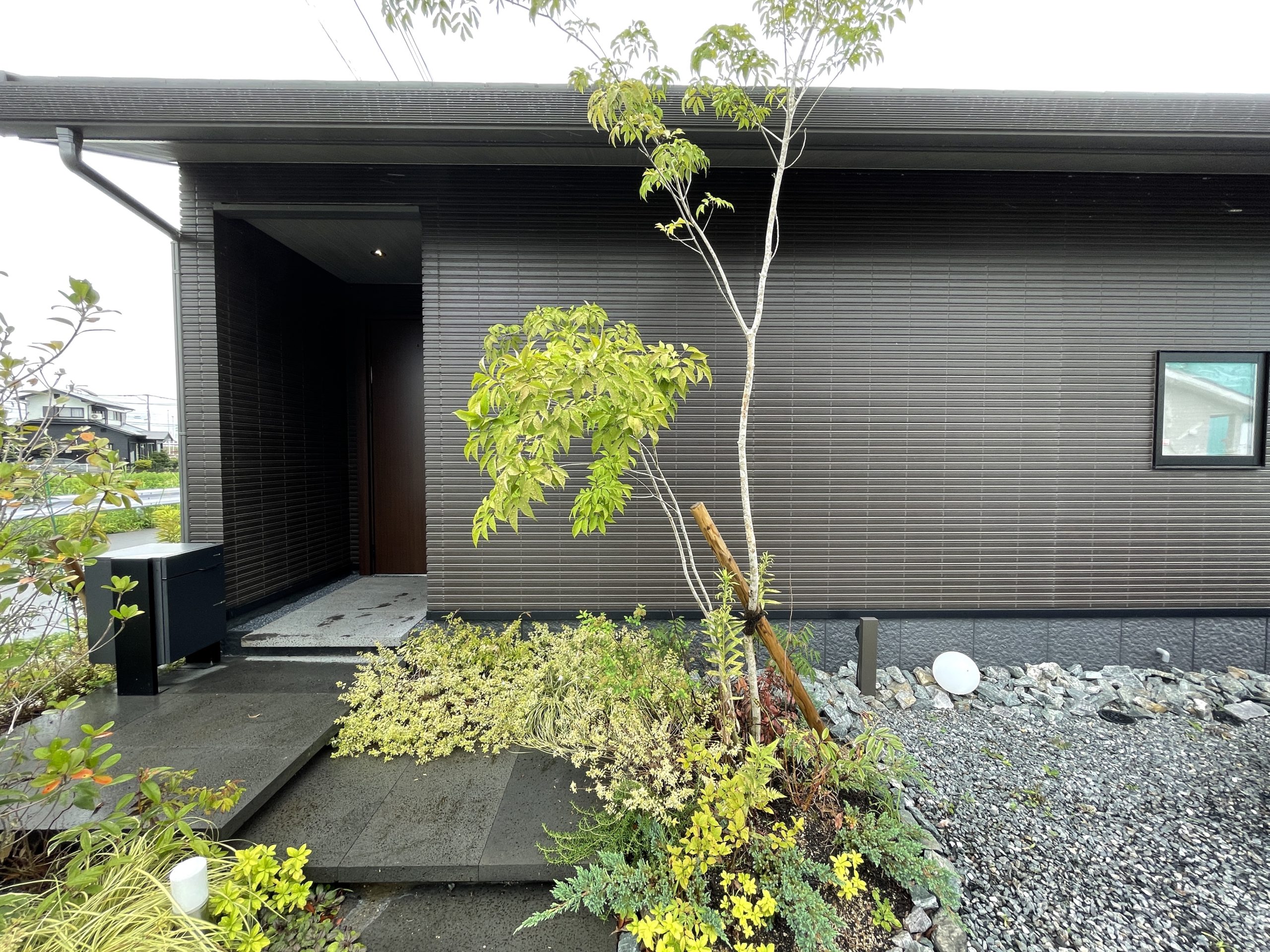 札幌市厚別区 セキスイハイム 黒基調の大人かっこいい外構 – 札幌近郊のエクステリア 外構株式会社 六光園