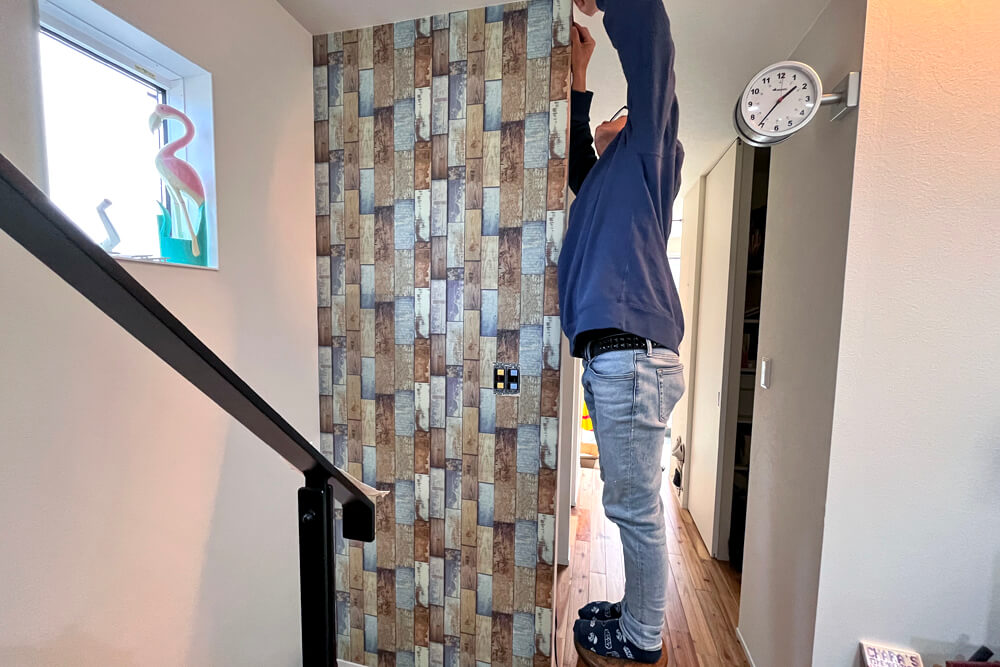 賃貸の壁にアートを飾る３つのアイデア マスキングテープ使い、跡が目立たないピンLEE