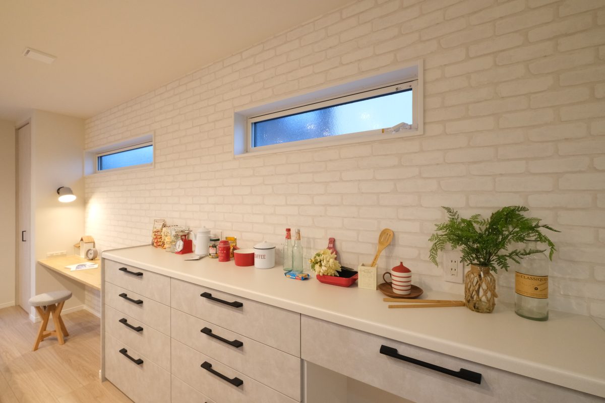 CUCINAのキッチンカップボードに天然石のモザイクタイルでLUXURYな質感に！i006@OKUTAリフォーム・マンションリフォームならLOHAS studio ロハススタジオpresented by OKUTA オクタ