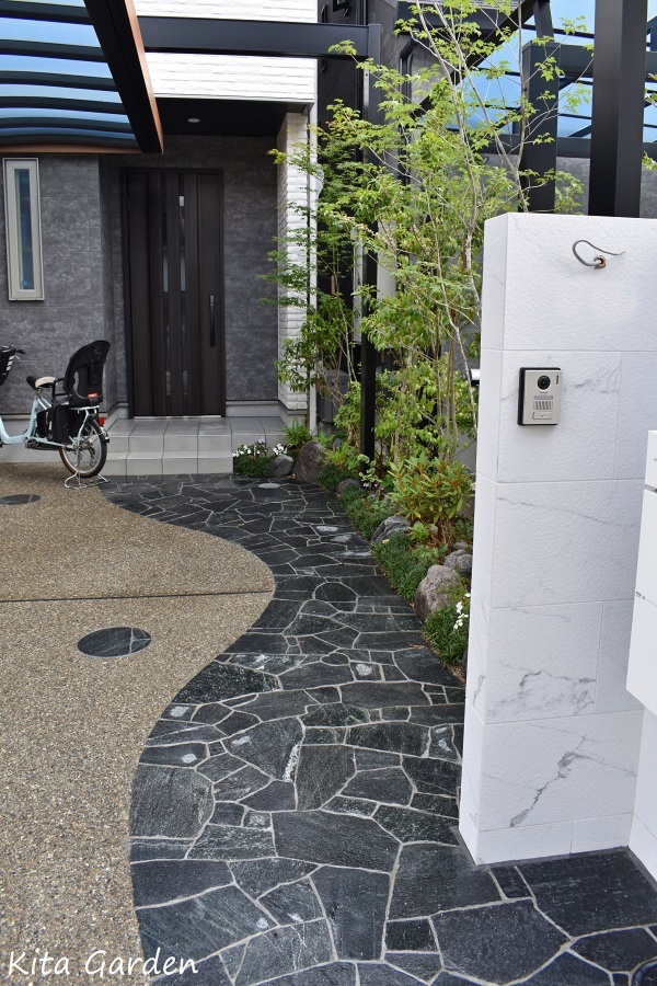 石畳みの玄関アプローチ：施工事例：横浜の外構工事 風知蒼