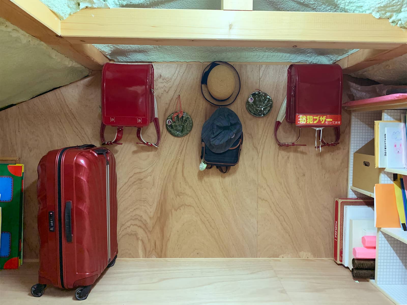 キャンプ・登山道具の収納どうしてる？この手があったか〜メリットたくさん！キャスター付きケースでスッキリ。コールマンのスーツケースを活用！ -たまごごはん