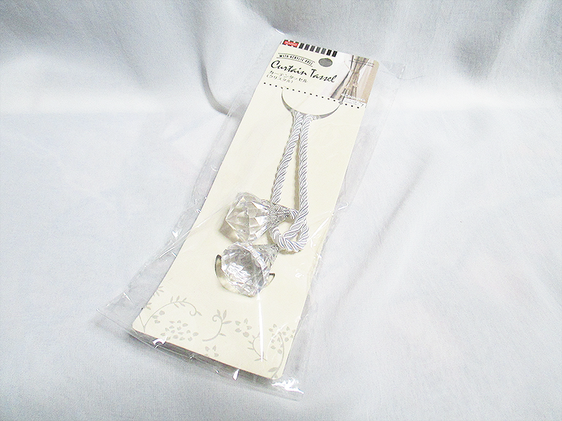 ダイソー 110円とは思えない便利さ！カーテンの「あるある悩み」が解決してうれしい〜！ 購入レビュー