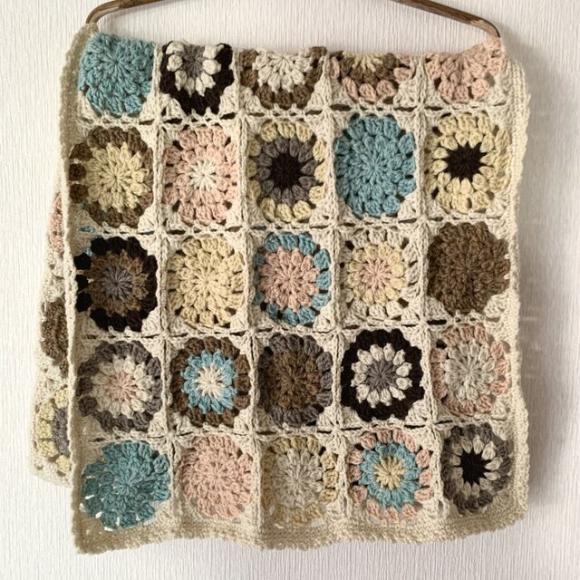 座布団 手編み座布団 クッション 手編みクッション コンパクトクッション 四角クッション ふわふわ 結び目クッション チャンキーニットクッションホームインテリア 手芸 ソファー枕 背もたれ 北欧 シンプル ナチュラル オフィスサイズ：30×30×12cm