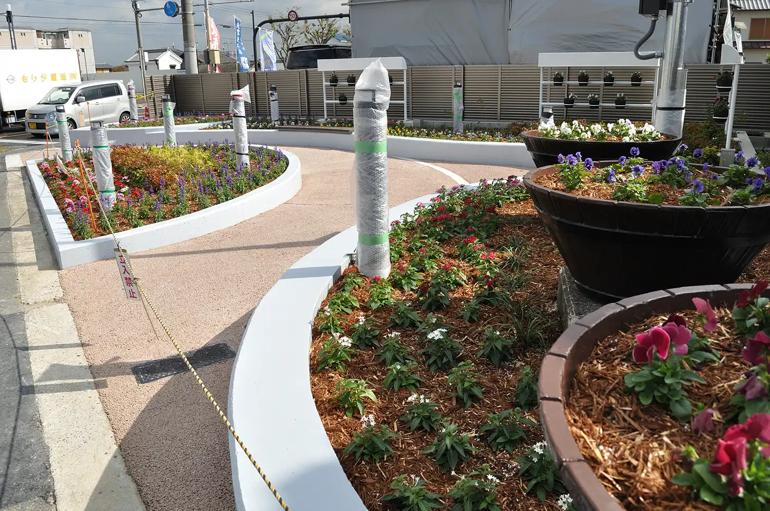 LIXILから紹介頂いたお客様でした。 玄関周りを全て撤去し新たに花壇、門扉、宅配ポスト📮などを取付けさせて頂きました。 花壇にはもともとプランターで育てていた植物をお客様と一緒に移植させて頂きました。最高の掃除🧹は大事です！！LIXIL 長崎外構工事風の森