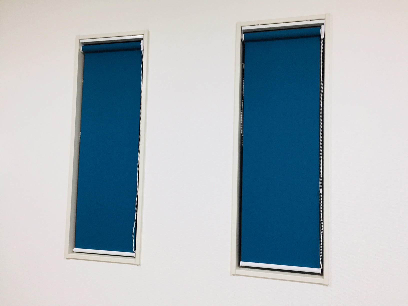 古河林業株式会社 - 吹き抜けによく見ると小さな小窓が１つ。 設計によるちょっとした遊びが家族をゆったりとつなげます。内装木の家吹き抜け梁板張り勾配天井照明モディファイ内窓自然素材無垢カラマツ暮らし家族マイホーム古河林業