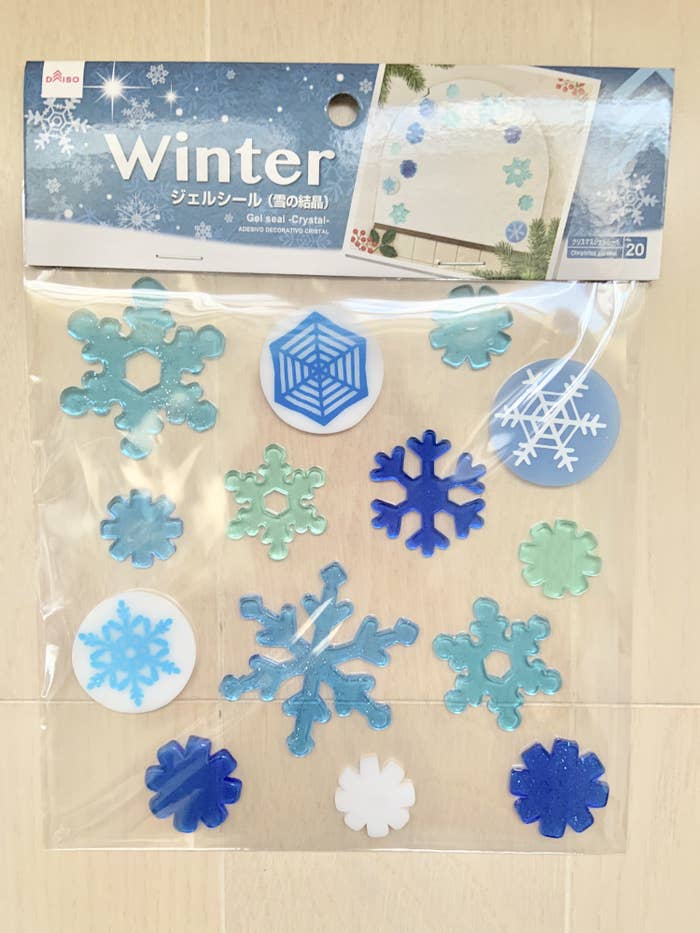 ダイソー「しっかり貼れてきれいにはがせる両面テープ」ポスター・写真を簡単はり替ええんウチ