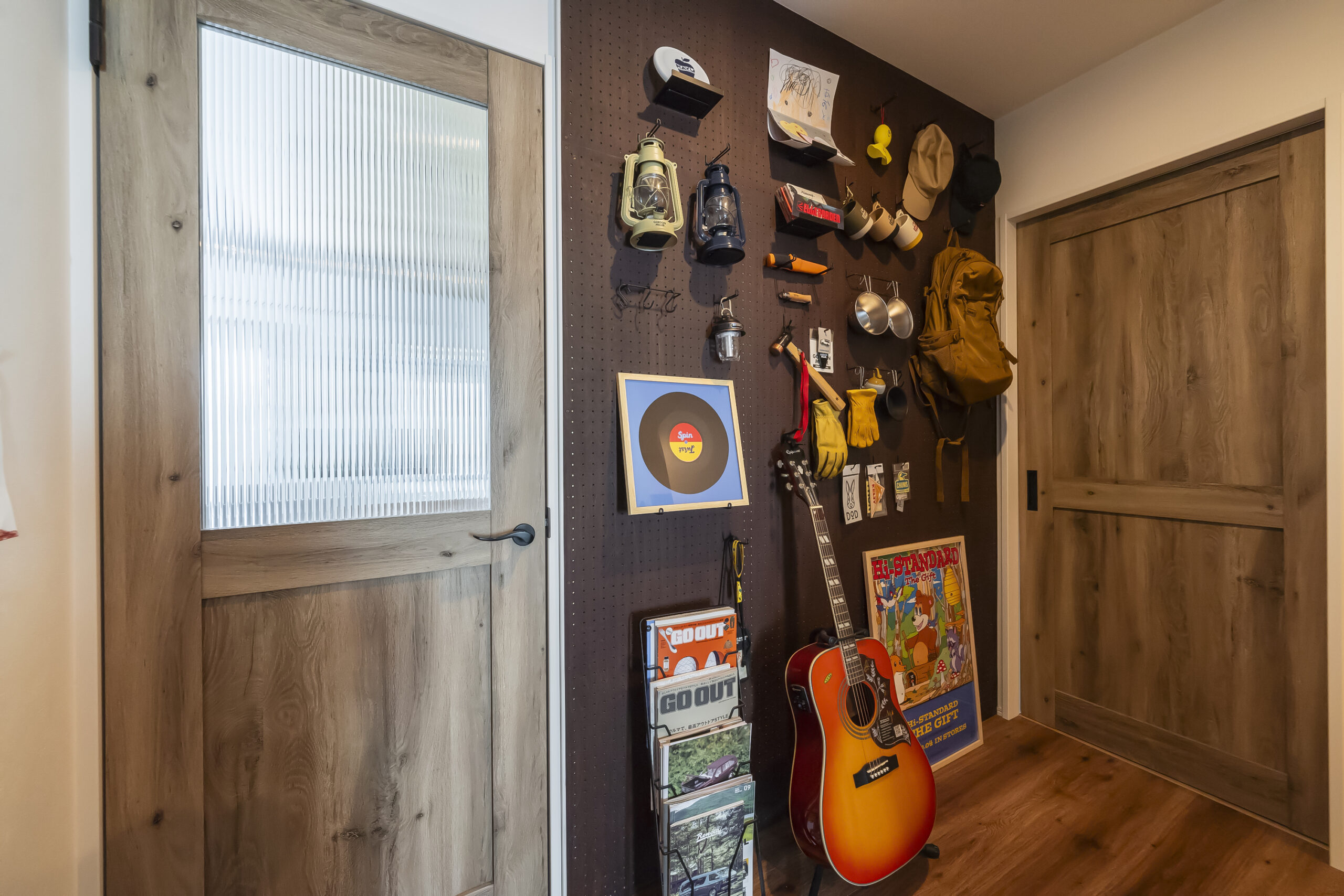 ガレージのような土間空間をアウトドアとインドアのハブに。 ≪ 築22年の家屋をフルリノベーション ≫THE HOUSE GARAGE