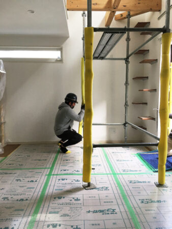 ウェーブカーテンとロールスクリーンの大きな出窓設置体験！DIY楽しみながら完成