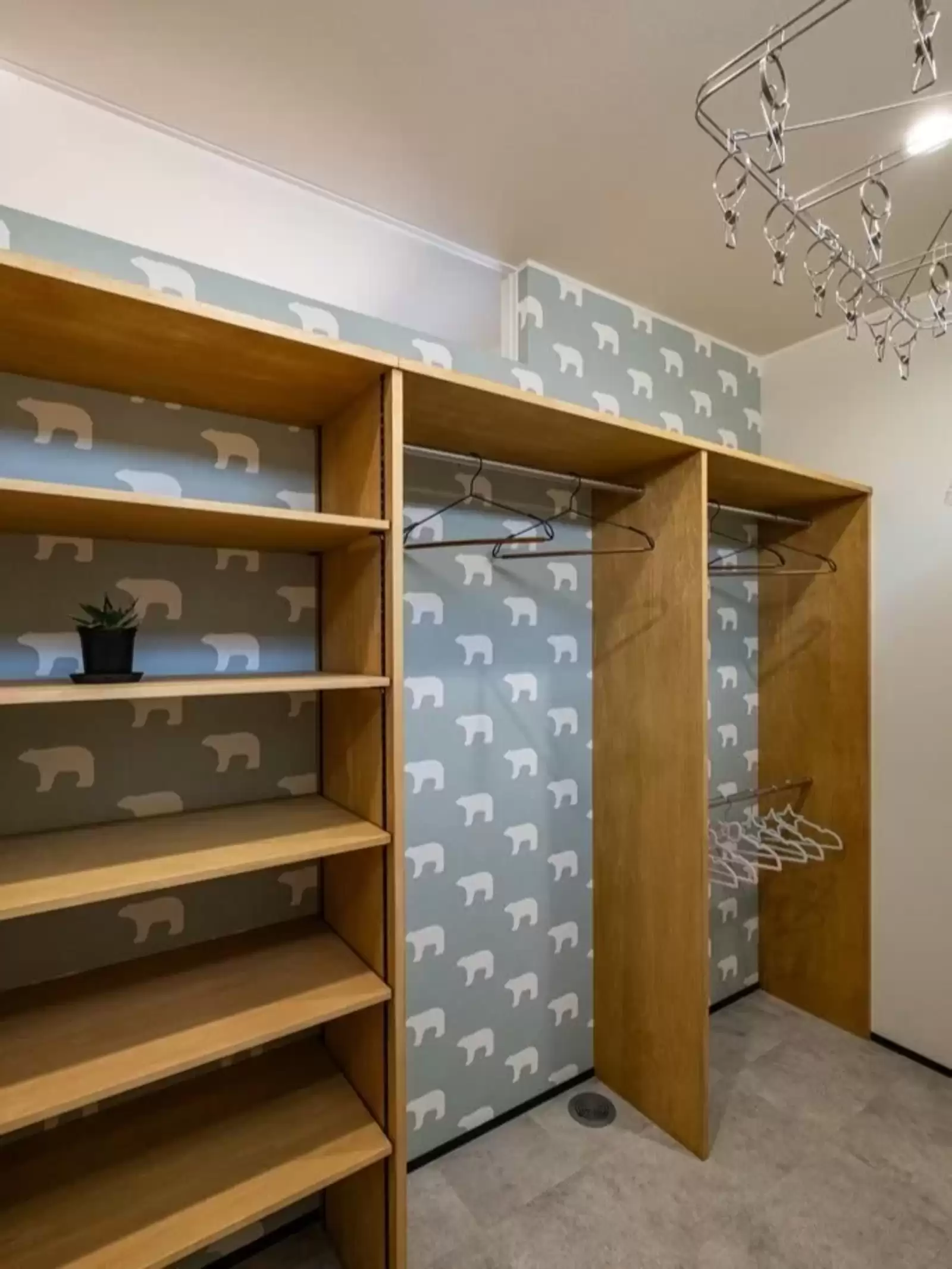 グレーのクロスを採用したファミリークローゼット