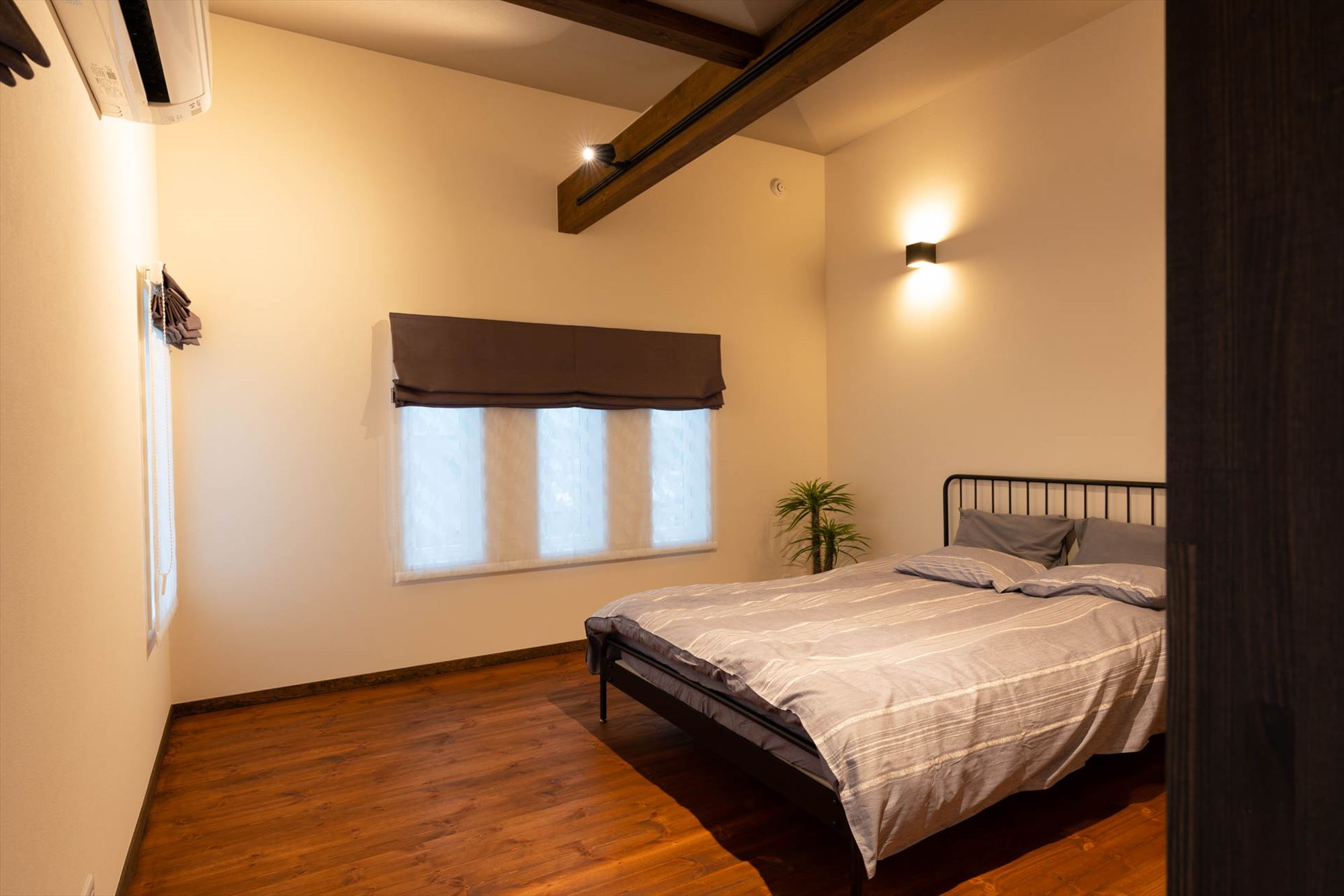 我が家の寝室の作り方 寝室も妥協したくなかったのでこだわりました☺️ インスタでは、家づくり中の皆さんに 参考にしてもらえるような「家づくり情報」を発信しています！ ぜひ遊びにきてね✨