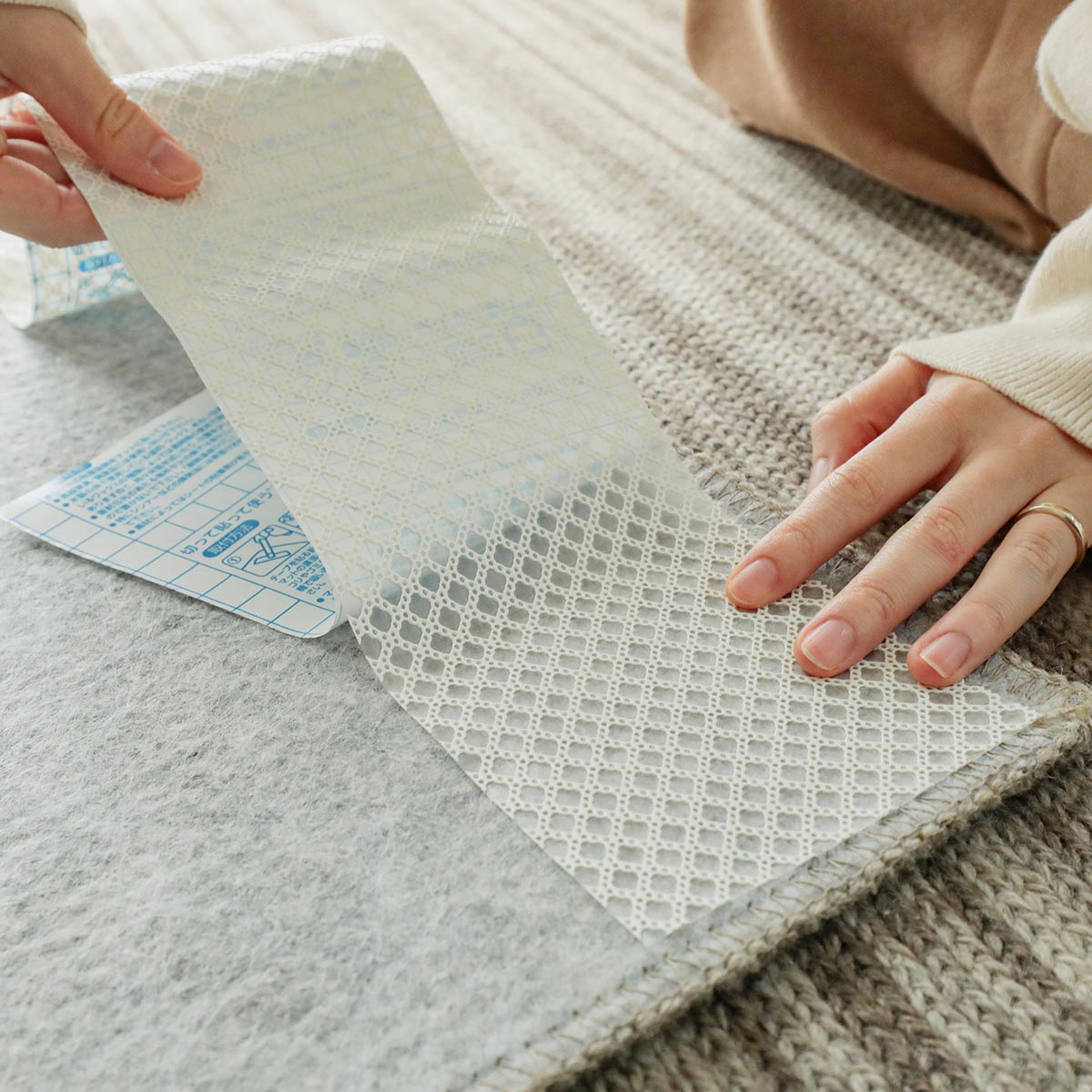 想像をはるかに超える滑り良さに思わず感動！貼るだけでOK♪ ダイソー 「すべる 床キズ防止シール」 - レタスクラブ